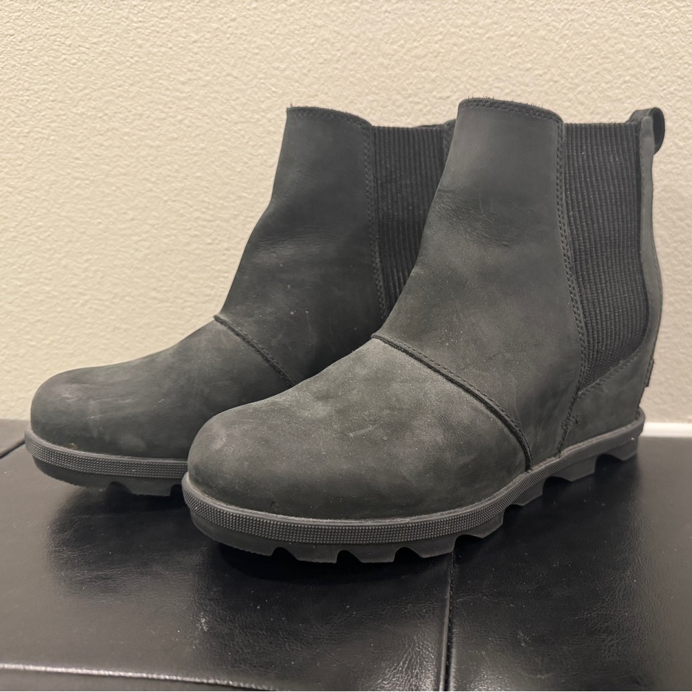 Sorel Black Suede Chelsea Wedge Ankle Boots Size 9
